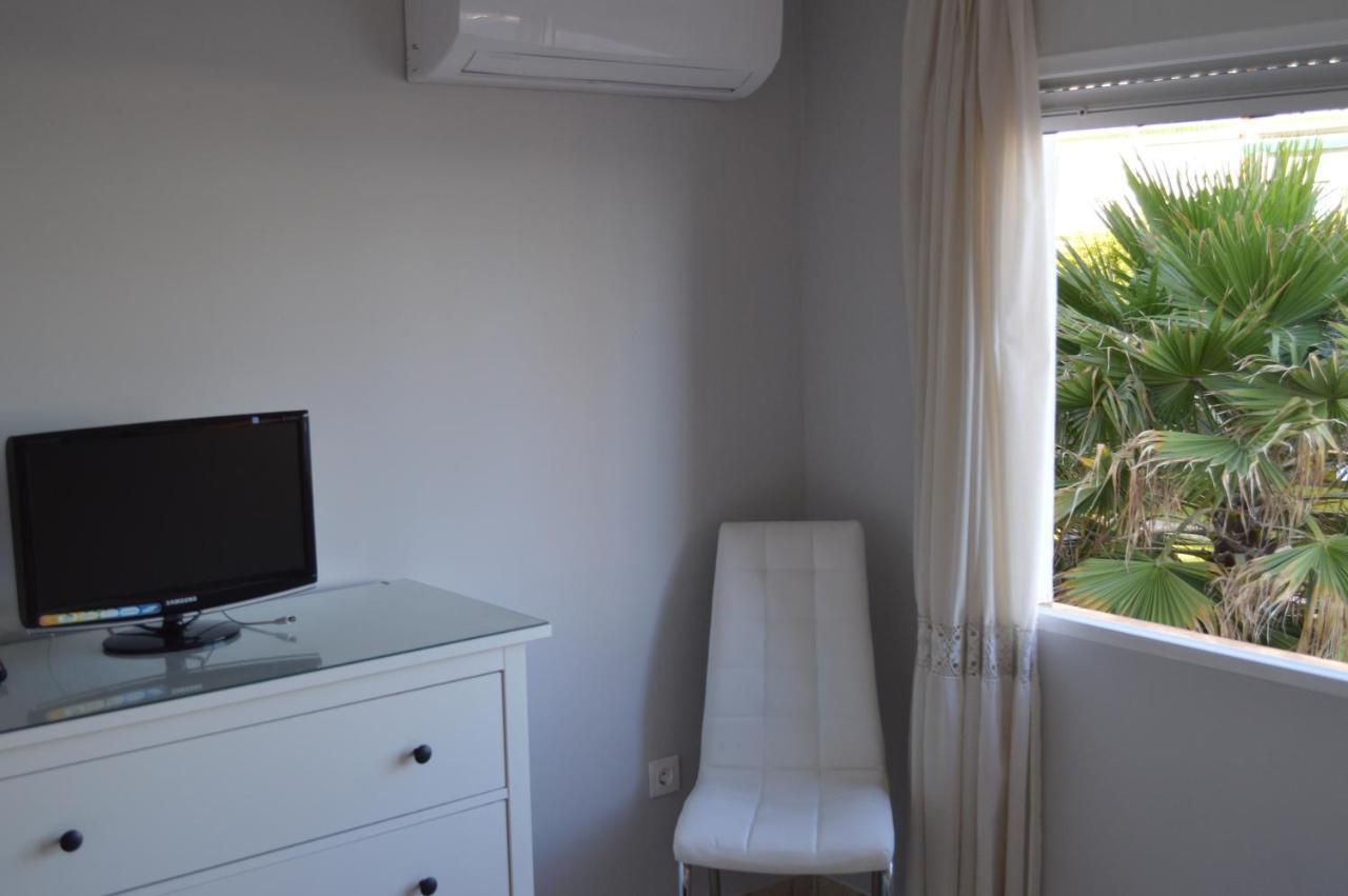 Seafront Recently Renovated Apartments เบนัลมาเดนา ภายนอก รูปภาพ
