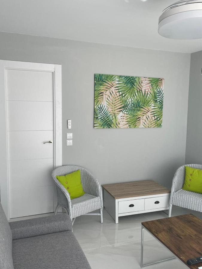 Seafront Recently Renovated Apartments เบนัลมาเดนา ภายนอก รูปภาพ