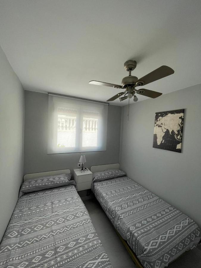 Seafront Recently Renovated Apartments เบนัลมาเดนา ภายนอก รูปภาพ